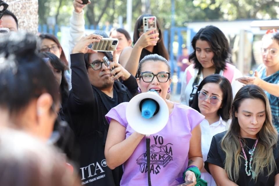 Un grupo de mujeres, autoras y lectiras, se manifestó este martes contra el director del Fondo de Cultura Económica por dichos considerados misóginos.