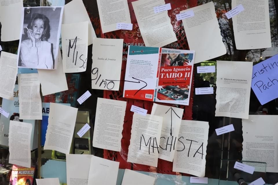 Tapizaron las paredes de la Librería Alfonso Reyes con texto de diversas autoras.