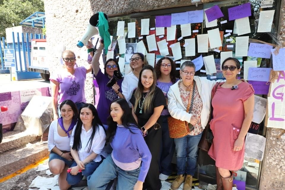 El mitin fue convocado en redes bajo la etiqueta #PoemasHorriblesParaTaibo.