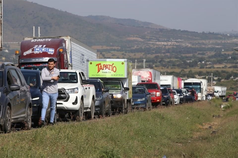 Los bloqueos desarrollados por productores de maíz en los principales accesos carreteros, han afectado a viajeros y personas que se trasladan a distintos puntos del País.