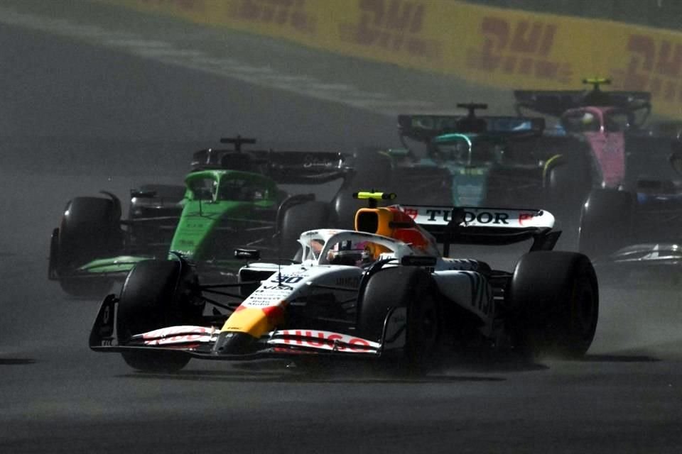 Lawson tuvo un contacto con Sainz en el inicio de la carrera.