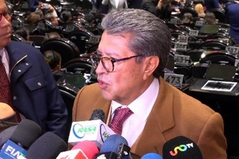 Monreal en conversación con medios en el salón de plenos del Palacio Legislativo de San Lázaro.