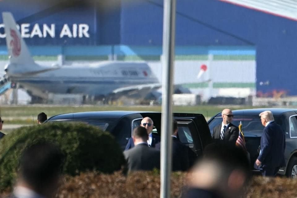 El Presidente Donald Trump sube a su vehículo tras su llegada a Busan para reunión con Xi Jinping.