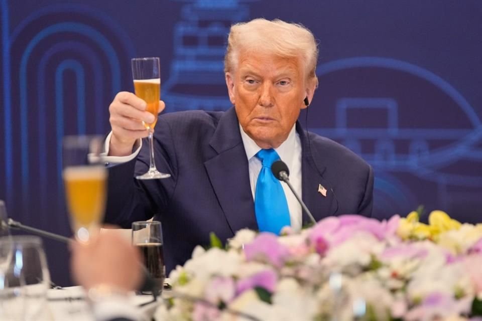 El Presidente Donald Trump brinda durante una cena en Corea del Sur, el 29 de octubre de 2025.