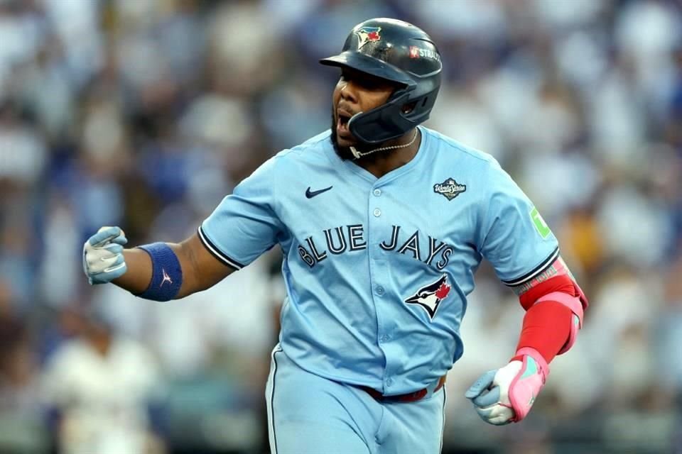 Vladimir Guerrero Jr. celebra tras pegar cuadrangular en su primer turno.