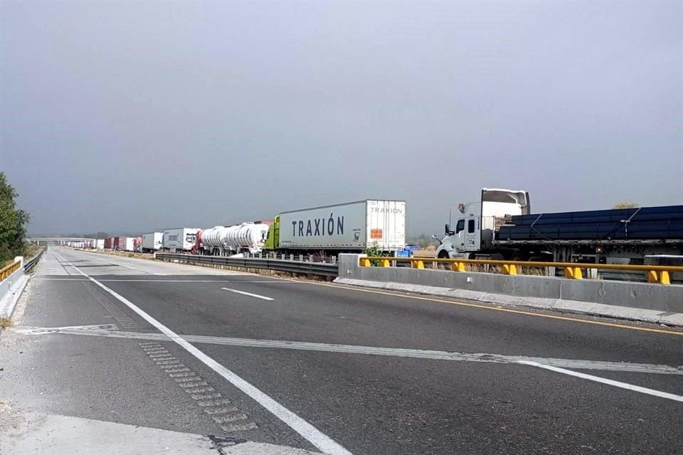 En vías de Querétaro persisten los bloqueos.