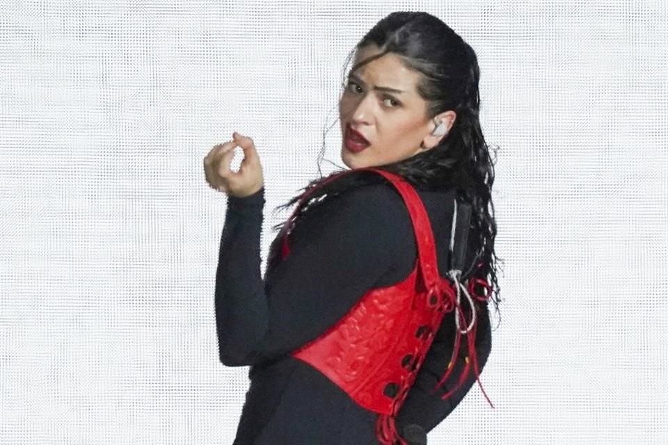 Además del pozole, Rosalía probó enfrijoladas, flautas y agua de horchata, los cuales calificó como sus favoritos de la noche.