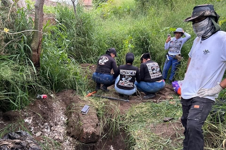 Ante la sospecha de que haya más víctimas enterradas, las labores de inspección en el sitio continúan.
