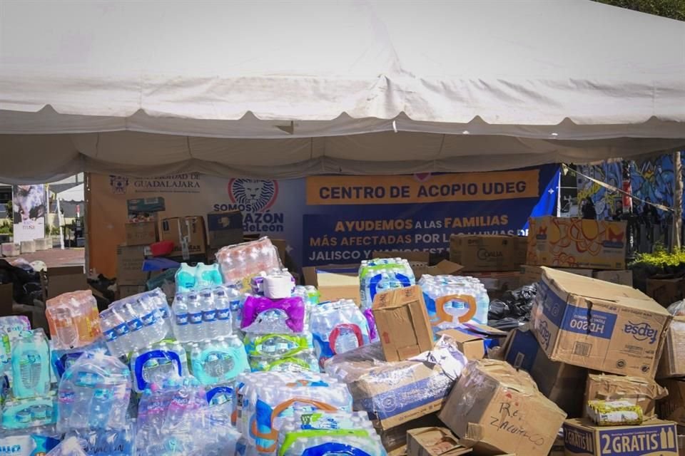 En más de 10 días, la UdeG reunió unas 36 toneladas de alimentos, ropa y cobijas para afectados por lluvias e inundaciones en cinco estados.