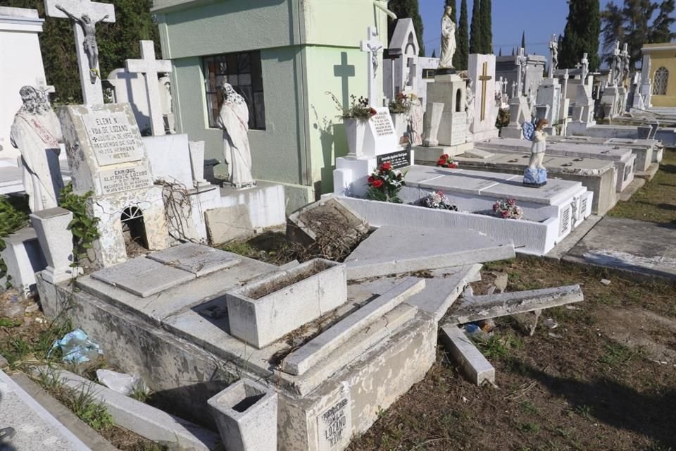 En los cinco cementerios de Guadalajara hay 271 mil 310 tumbas, de las cuales, 70 mil 721 están acordonadas por su mal estado.