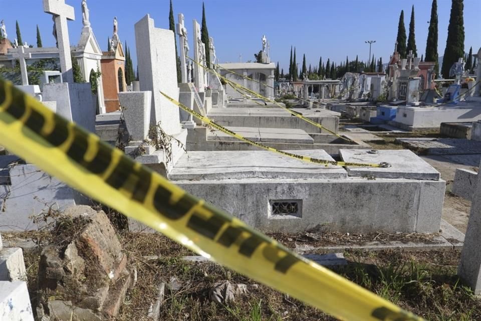 Decenas de tumbas del Panteón Guadalajara lucen deterioradas y con cinta amarilla de precaución.