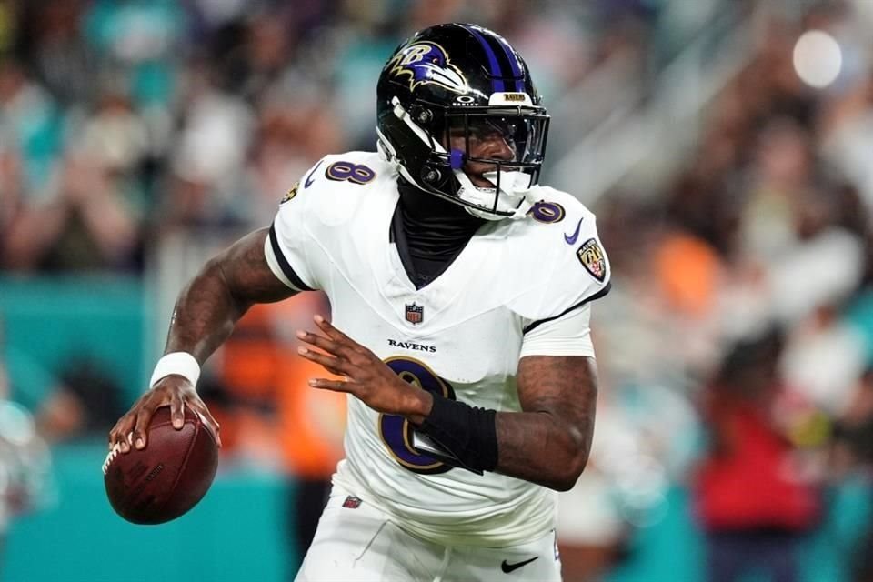 Lamar Jackson cumplió con Ravens en su regreso al emparrillado.