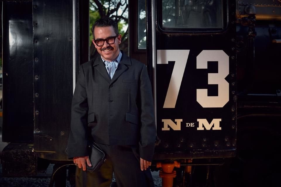 Tras pasar unos días en Guadalajara, Manolo Caro regresa a su residencia en Madrid, España, para la preproducción de una nueva película.