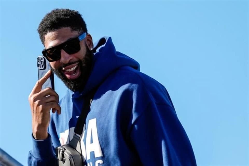 Anthony Davis llegó de buen humor a la Capital.