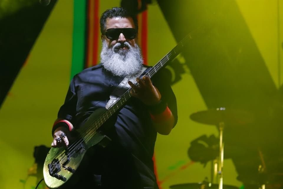 Molotov celebró 30 años de carrera con un Palacio de los Deportes lleno y un estallido de nostalgia rockera.