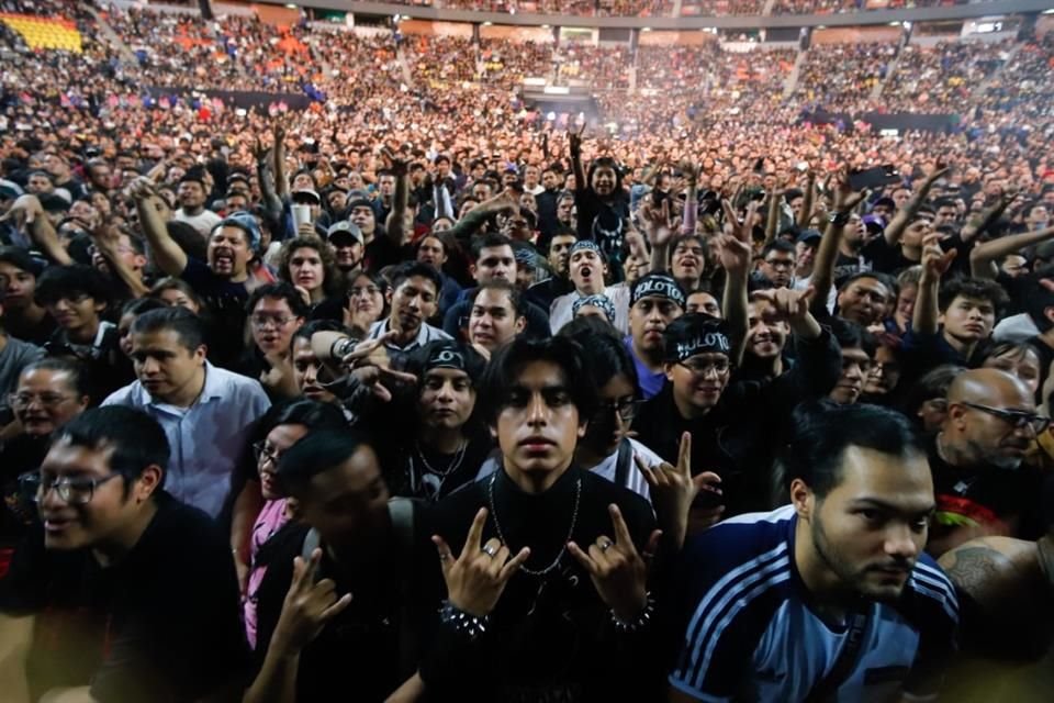 Miles de fans se dieron cita para celebrar los 30 años de Molotov.