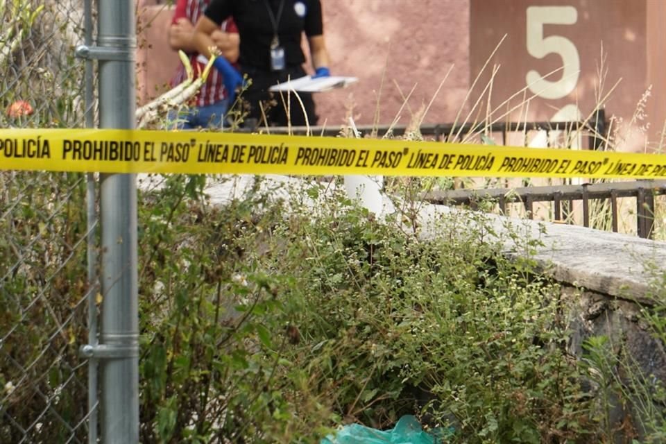 Un hombre fue localizado sin vida a fuera de un edificio de departamentos en Miravalle, Guadalajara; tenía dos impactos de bala.