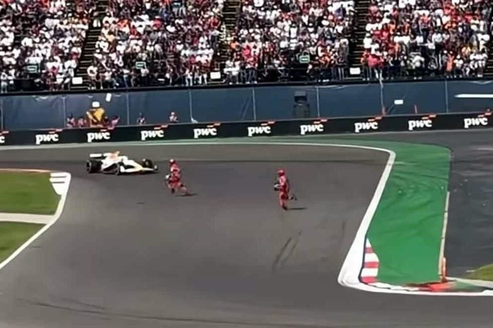 Dos oficiales casi fueron atropellados por Lawson.