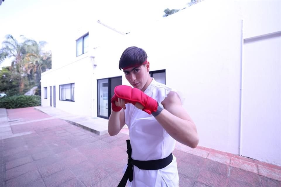 El goleador de las Chivas, Armando González, optó por este atuendo.