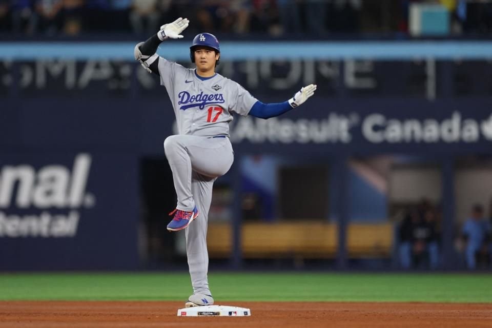 Ohtani festeja tras un doblete.