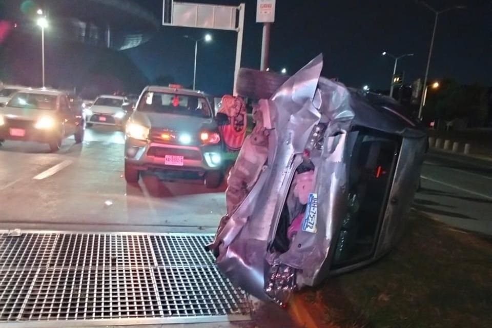 Cuatro personas resultaron lesionadas en una volcadura ocurrida a unos metros de las puertas del estadio AKRON.