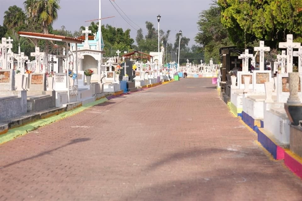 Con el propósito de garantizar seguridad en la conmemoración del Día de Muertos, el Ayuntamiento de Zapopan implementó un operativo especial en los panteones del Municipio.