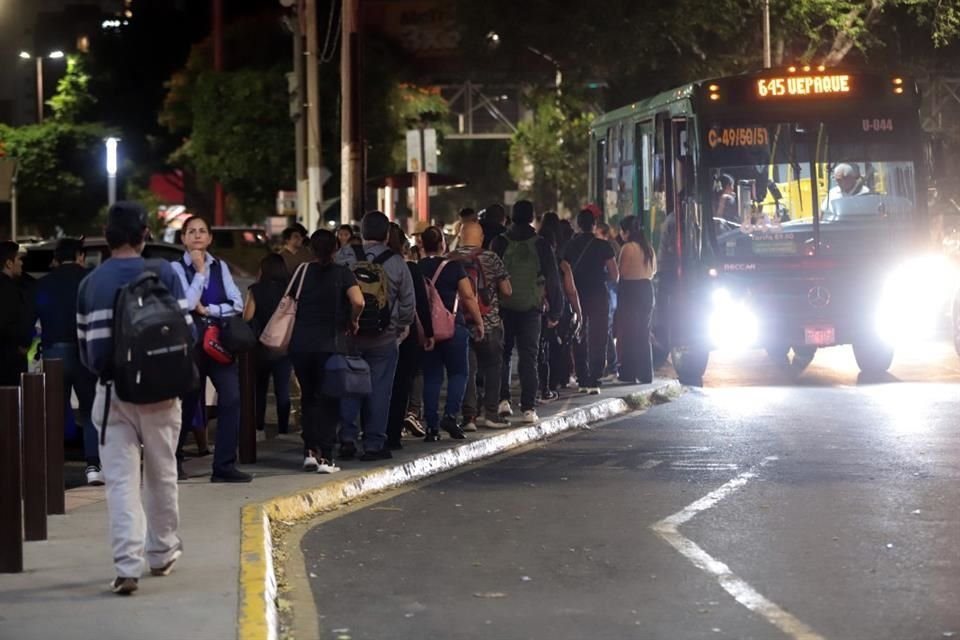 En Plaza del Sol hubo largas filas para esperar las unidades.