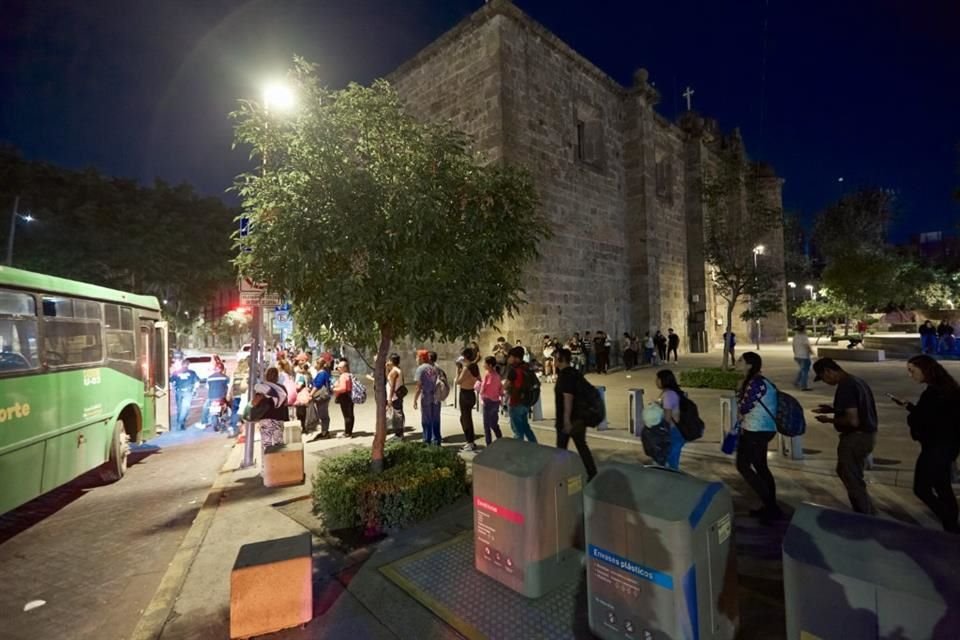 En Miguel Blanco y Avenida 16 de Septiembre también hubo filas.