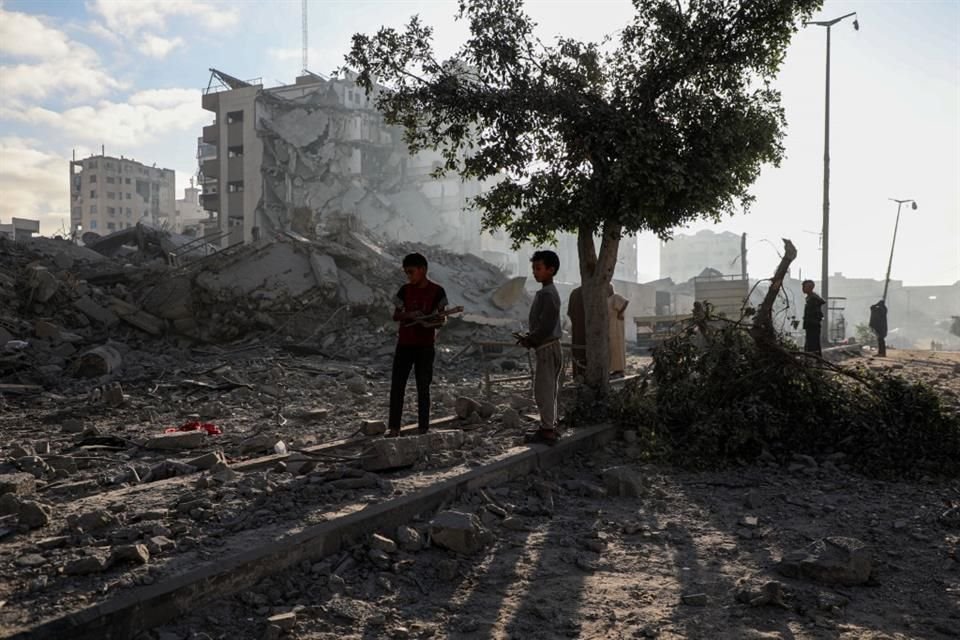 El Ejército israelí bombardeó la Franja de Gaza tras informar que los 3 cuerpos recibidos el viernes no corresponden a los de ningún rehén.