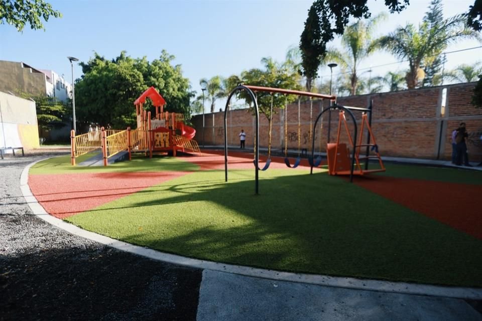 El Parque Júpiter cuenta con andadores amplios, juegos infantiles incluyentes, bancas, iluminación nueva y pasto sintético.