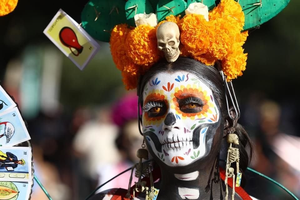 Asistentes se caracterizaron de catrinas, catrines y más personajes, haciendo alusión a la fecha.