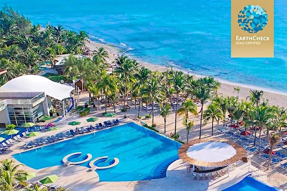 Certificaciones como Distintivo S y EarthCheck avalan destinos comprometidos con el medio ambiente.