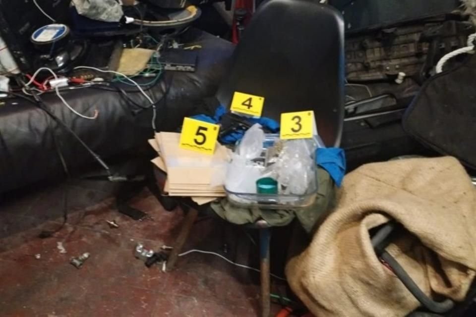 Después de revisar la propiedad, agentes entraron con perros entrenados para inspeccionar y localizaron drogas sintéticas y mariguana.