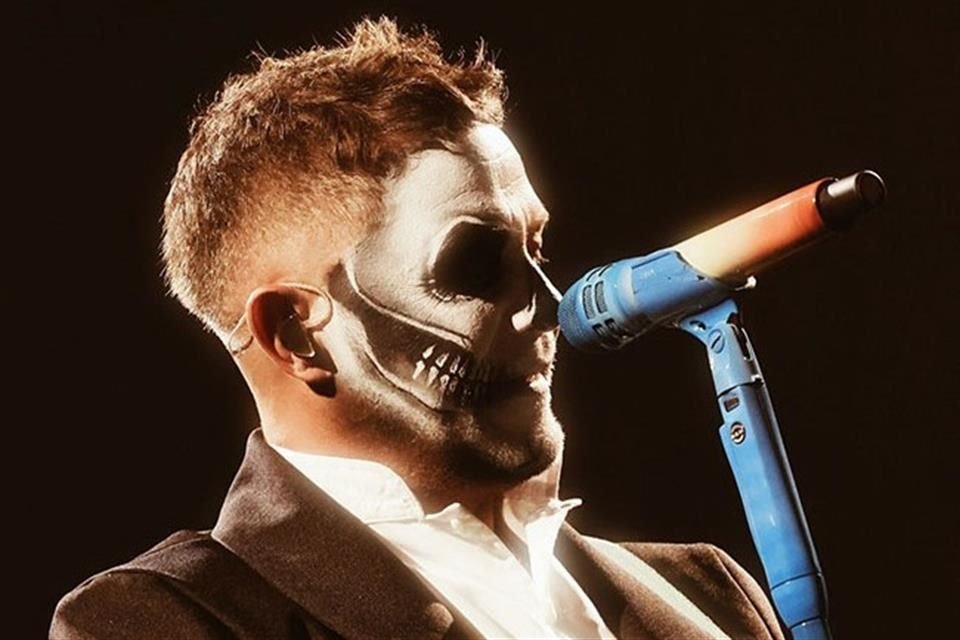 Alejandro Sanz se caracterizó de Catrín en el escenario, celebrando el Día de Muertos con su público.