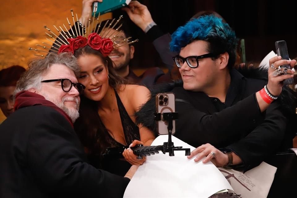 Guillermo Del Toro se tomó selfies con sus fans.