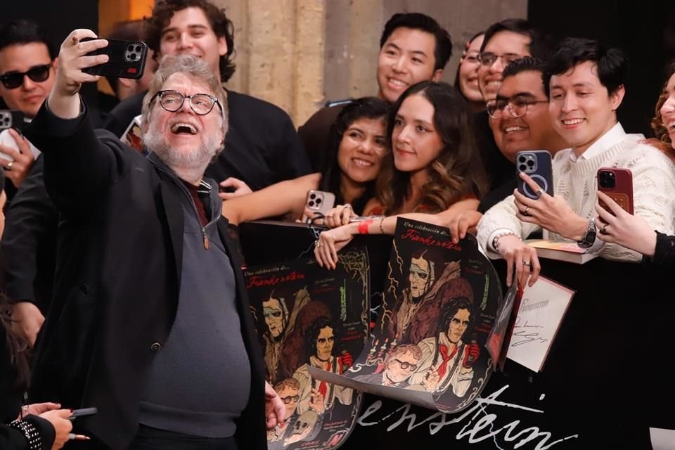 Guillermo Del Toro incluso se dejó abrazar por sus fans.