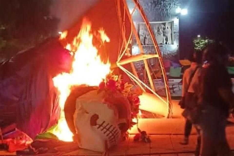 En medio de la ola de protestas por el asesinato de Carlos Manzo, manifestantes vandalizaron y quemaron el Palacio Municipal de Apatzingán, en Michoacán.