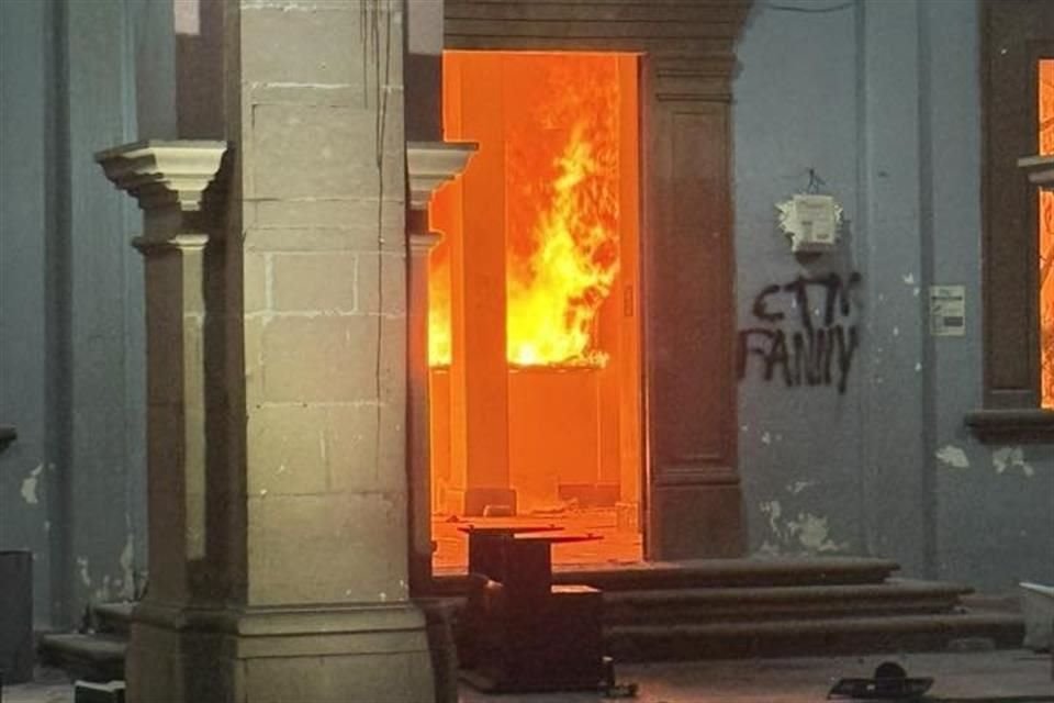 En medio de la ola de protestas por el asesinato de Carlos Manzo, manifestantes vandalizaron y quemaron el Palacio Municipal de Apatzingán, en Michoacán.