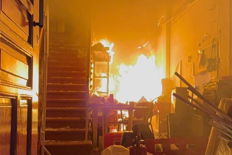 En medio de protestas por asesinato de Carlos Manzo, manifestantes vandalizaron y quemaron Palacio Municipal de Apatzingán.