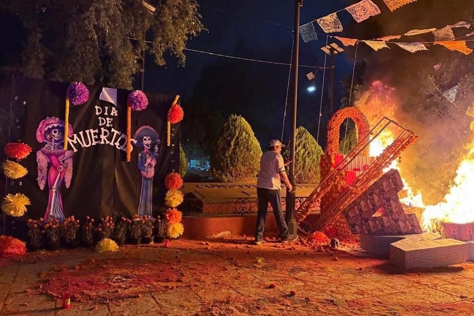 En medio de protestas por asesinato de Carlos Manzo, manifestantes vandalizaron y quemaron Palacio Municipal de Apatzingán.