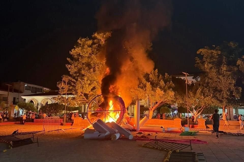 En medio de protestas por asesinato de Carlos Manzo, manifestantes vandalizaron y quemaron Palacio Municipal de Apatzingán.