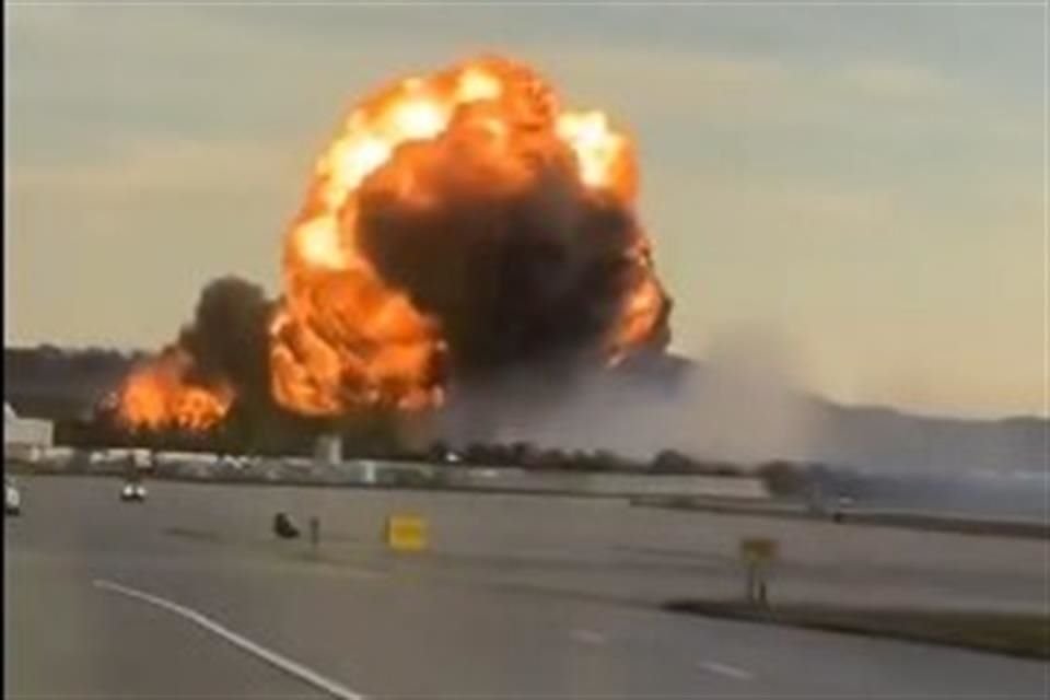 Un avión de UPS se estrelló durante el despegue en el aeropuerto de Louisville, Kentucky, provocando un gran incendio.