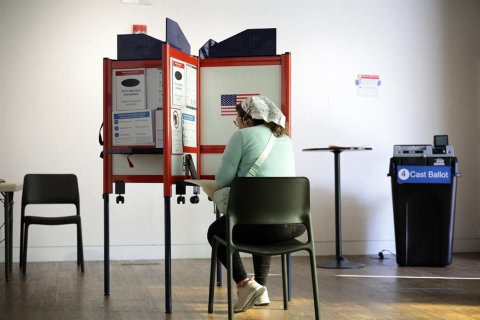 Una mujer vota en la elección estatal en Arlington, Virginia, el 4 de noviembre.