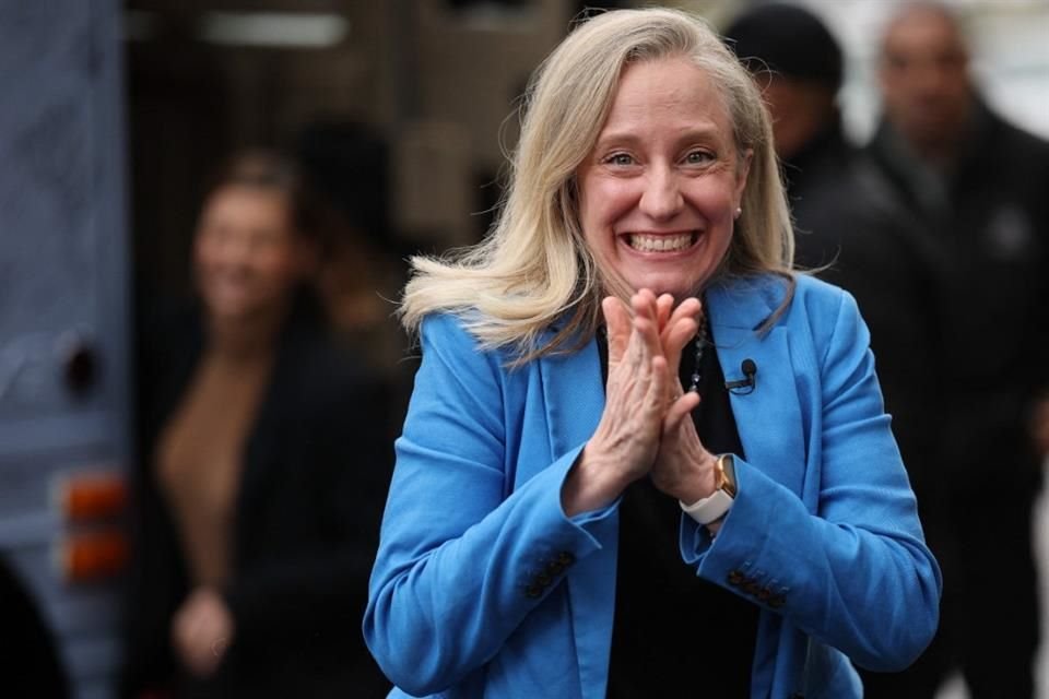 Abigail Spanberger, candidata demócrata para la gubernatura de Virginia, resultó ganadora en la elección, de acuerdo con proyecciones de NBC News.