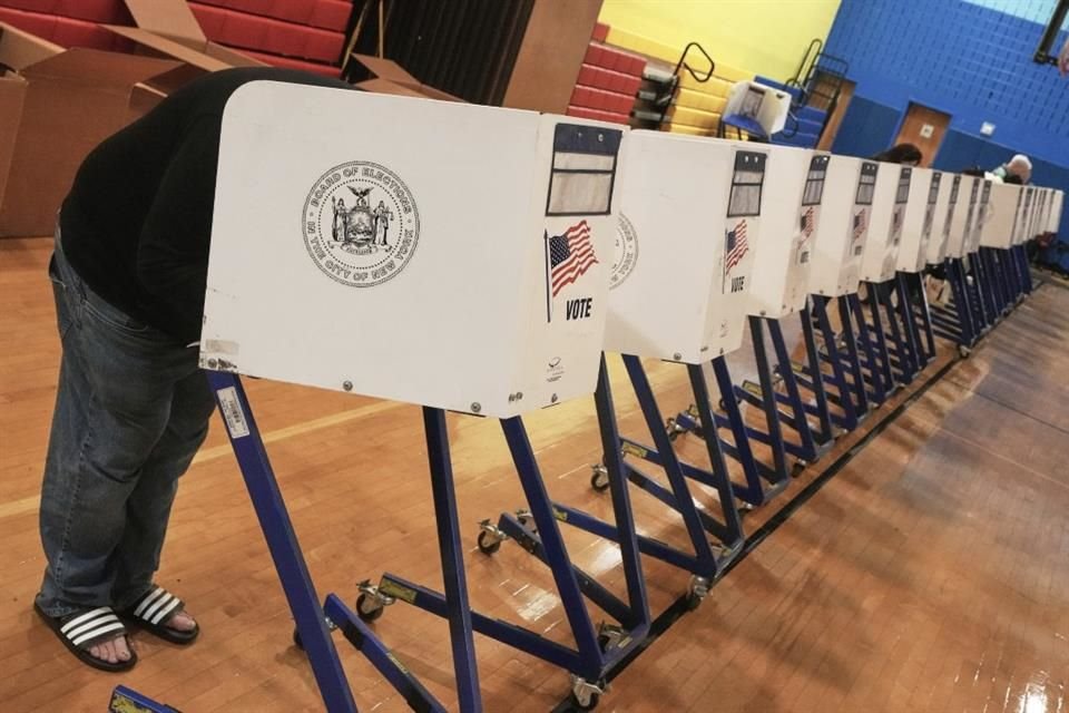 Votantes emiten su voto en Nueva York, el 4 de noviembre del 2025.