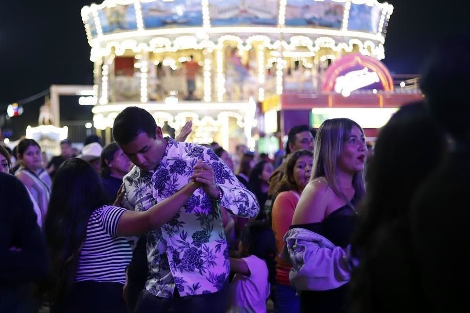 El espectáculo terminó a las 22:40 horas ante 15 mil asistentes.