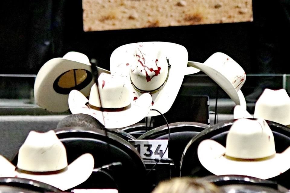 Integrantes de la Oposición protestaron en San Lázaro con sombreros con manchas que simulan sangre para recordar al asesinado Alcalde de Uruapan, Carlos Manzo.