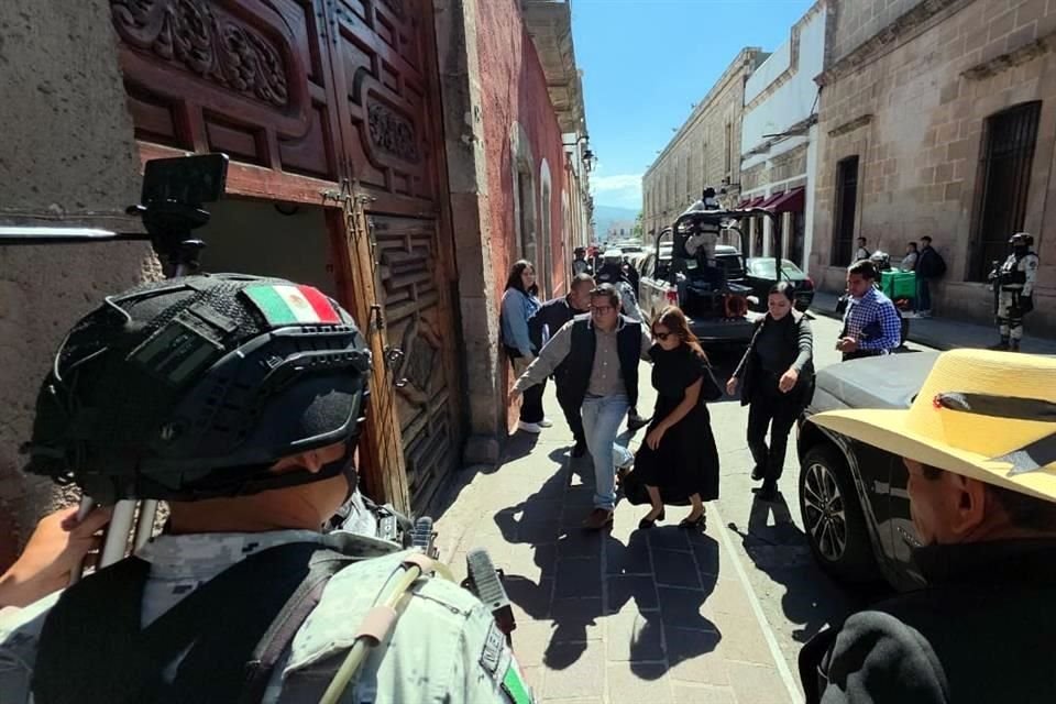 Elementos de la Guardia Nacional custodian a la próxima Alcaldesa de Uruapan.