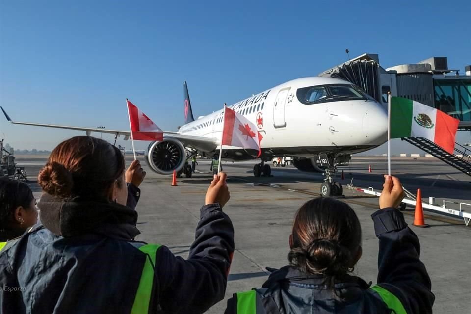 Aspectos del vuelo inaugural Guadalajara-Toronto, operado por Air Canada, aerolínea bandera del país de la hoja de maple.