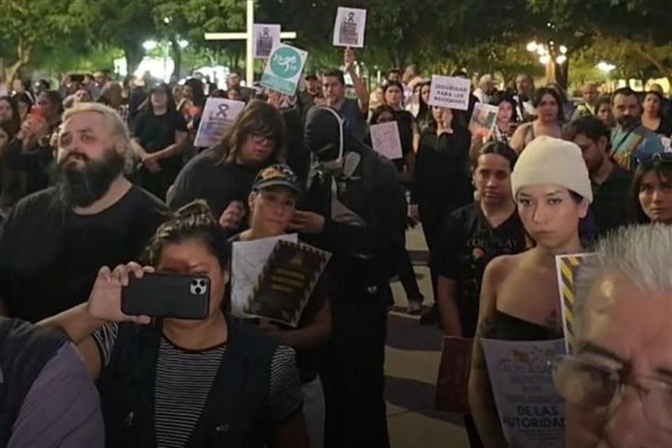 En su mayoría con vestimenta negras, ciudadanos, activistas y familiares de las víctimas exigen justicia tras el incendio de una tienda en Hermosillo, Sonora.